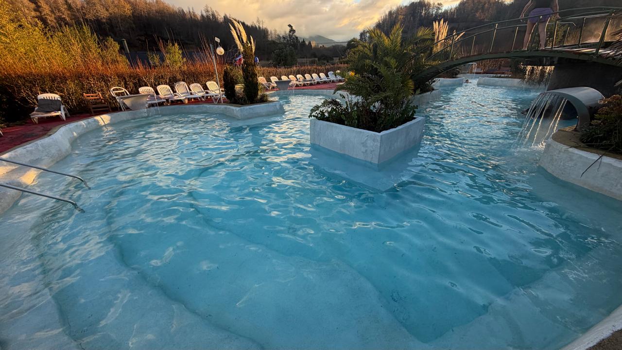 Piscinas de Termas Trancura al atardecer